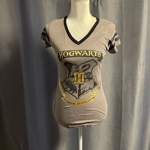 Harry Potter Womens TShirt Medium Gray Hogwarts Shield Wizarding World - Picture 1 of 5